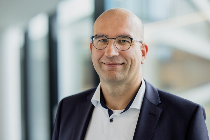 Portrait von Marco Stoltefuss ind Geschäfskleidung