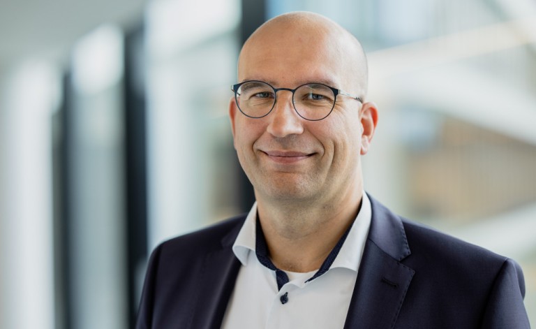 Portrait von Marco Stoltefuss ind Geschäfskleidung