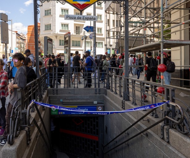 Eingang zur U-Bahn-Station Plaza de España in Madrid mit wartenden Menschen während eines Stromausfalls