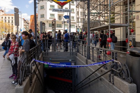 Eingang zur U-Bahn-Station Plaza de España in Madrid mit wartenden Menschen während eines Stromausfalls