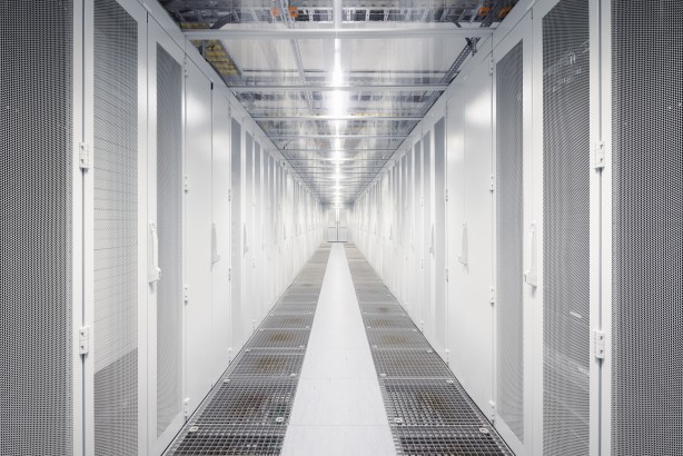 Blick in einen hellbeleuchteten Serverraum mit silbernen Schränken.