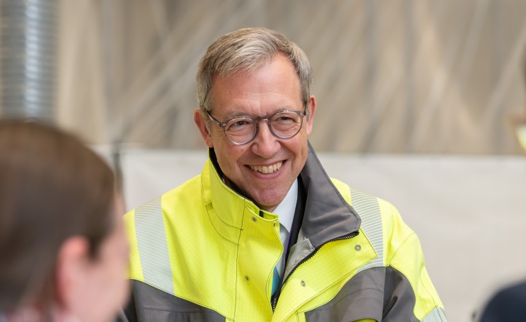 Foto von Amprion CEO Christoph Müller in  Sicherheitskleidung.