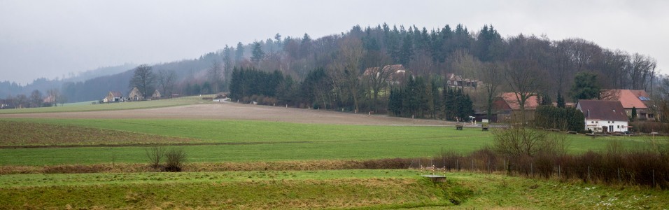 Landschaftsbild mit Hügel im Hintergrund.