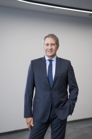Das Bild im Hochformat zeigt den Vorsitzenden der Geschäftsführung der Amprion GmbH, Herrn Dr. Hans-Jürgen Brick.