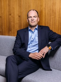 Das Foto zeigt Herrn Dr. Neumann. Dr. Hendrik Neumann ist seit 2021 Mitglied der Geschäftsführung der Amprion GmbH. Als Chief Technical Officer (CTO) verantwortet er die Aufgabenbereiche Asset Management, Netzprojekte, Offshore, Systemführung Netze und Arbeitssicherheit.
