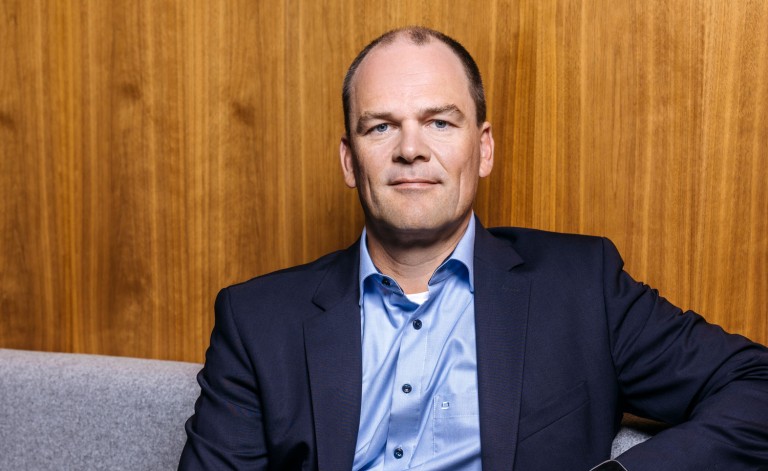 Das Foto zeigt Herrn Dr. Neumann. Dr. Hendrik Neumann ist seit 2021 Mitglied der Geschäftsführung der Amprion GmbH. Als Chief Technical Officer (CTO) verantwortet er die Aufgabenbereiche Asset Management, Netzprojekte, Offshore, Systemführung Netze und Arbeitssicherheit.