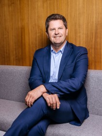 Peter Rüth ist seit dem 1. April 2020 Mitglied der Geschäftsführung der Amprion GmbH. Als Chief Financial Officer (CFO) verantwortet er die Aufgabengebiete Finanzen, Controlling, Beteiligungsmanagement, Rechnungswesen, Steuern, Versicherungen, Regulierungsmanagement und Einkauf.