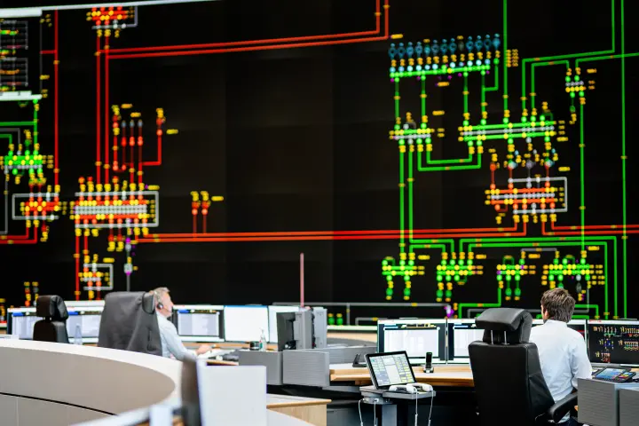 Es folgt eine Bildbeschreibung
Das Foto im Querformat stammt aus der Systemführung und  zeigt eines der wichtigsten Arbeitsmittel der Systemführung/Netzführung: das 18 Meter breite und sechs Meter hohe Rückmeldebild. Die neue Hauptschaltleitung von Amprion in Brauweiler bei Köln ist eine der modernsten Warten weltweit. 
Ende der Bildbeschreibung