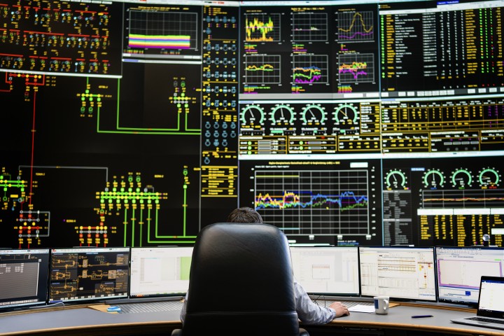 Es folgt eine Bildbeschreibung
Das Foto im Querformat stammt aus der Systemführung und  zeigt eines der wichtigsten Arbeitsmittel der Systemführung/Netzführung: das 18 Meter breite und sechs Meter hohe Rückmeldebild. Die neue Hauptschaltleitung von Amprion in Brauweiler bei Köln ist eine der modernsten Warten weltweit. 
Ende der Bildbeschreibung