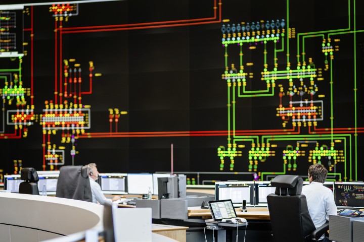 Es folgt eine Bildbeschreibung
Das Foto im Querformat stammt aus der Systemführung und  zeigt eines der wichtigsten Arbeitsmittel der Systemführung/Netzführung: das 18 Meter breite und sechs Meter hohe Rückmeldebild. Die neue Hauptschaltleitung von Amprion in Brauweiler bei Köln ist eine der modernsten Warten weltweit. 
Ende der Bildbeschreibung