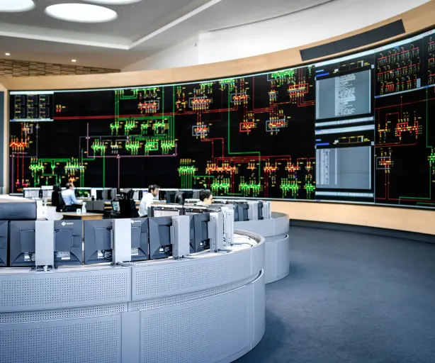 Das Foto zeigt die Hauptschaltleitung (HSL) der Amprion GmbH.  Im Hintergrund das Rückmeldebild, die Arbeitsplätze der Schalt-Ingenieure. 