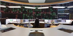 Es folgt eine Bildbeschreibung
Das Foto im Querformat stammt aus der Systemführung und  zeigt eines der wichtigsten Arbeitsmittel der Systemführung/Netzführung: das 18 Meter breite und sechs Meter hohe Rückmeldebild. Die neue Hauptschaltleitung von Amprion in Brauweiler bei Köln ist eine der modernsten Warten weltweit. 
Ende der Bildbeschreibung