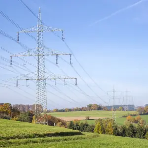 Das Bild zeigt eine Trasse über hügeliger Landschaft.