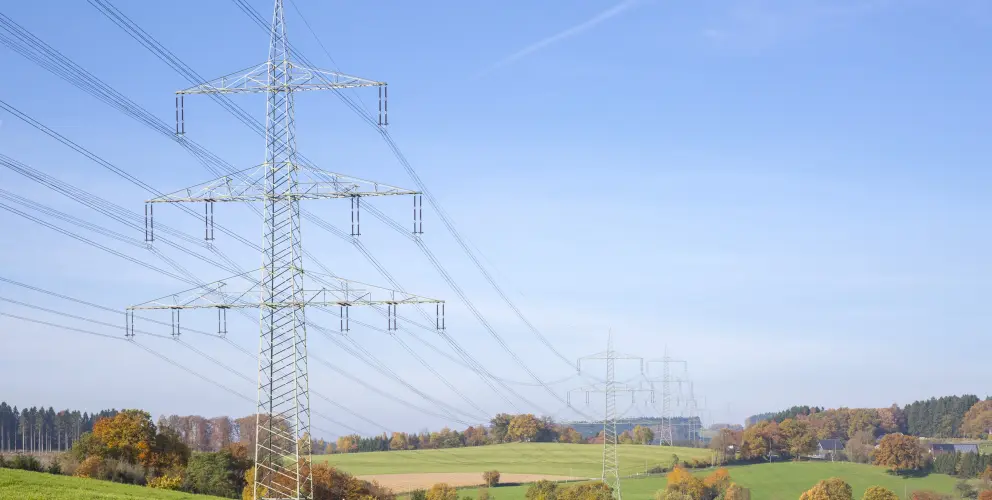 Das Bild zeigt eine Trasse über hügeliger Landschaft.