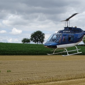 Blau-Weißer Helikopter.