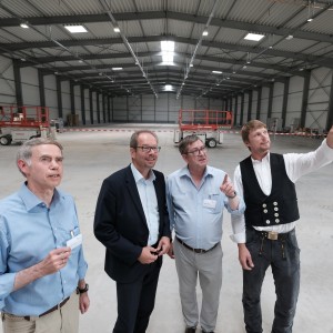 Das Bild zeigt Teilnehmer des Richtfestes in einer Halle in Bergheim. Dirk Bannach (Amprion, Leiter Anlagen), Volker Mießeler (Bürgermeister Bergheim), Detlef Schulz (Amprion, Leiter Logistik) und Polier Thomas Tebbel (Arge Knoll Lamers).