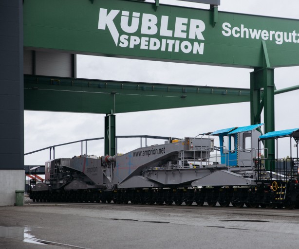 Der Tragschnabelwagen unter einem Schwerlastkran.