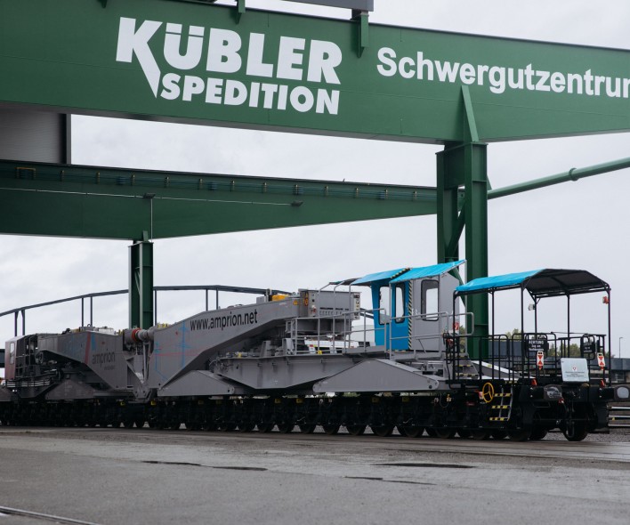 Der Tragschnabelwagen unter einem Schwerlastkran.