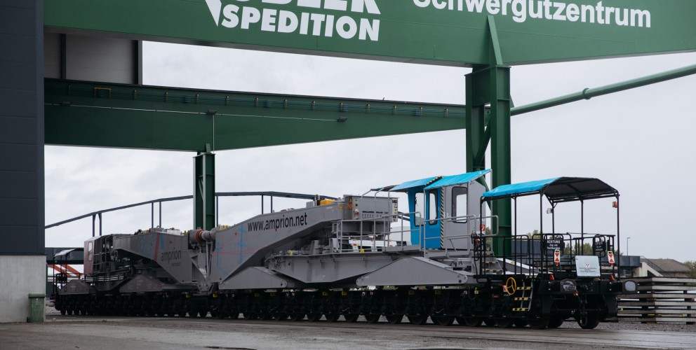Der Tragschnabelwagen unter einem Schwerlastkran.