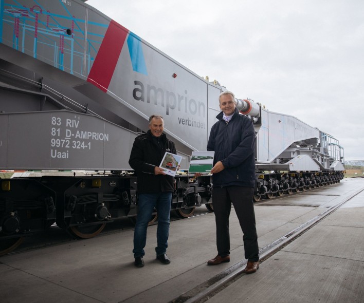 Nahaufnahme zweier Menschen von dem Tragschnabelwagen.