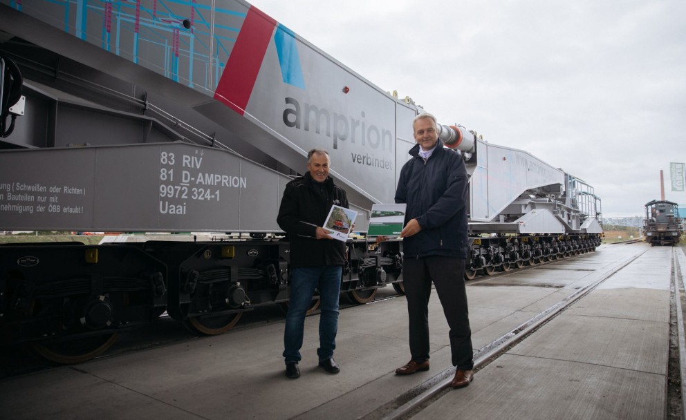 Nahaufnahme zweier Menschen von dem Tragschnabelwagen.