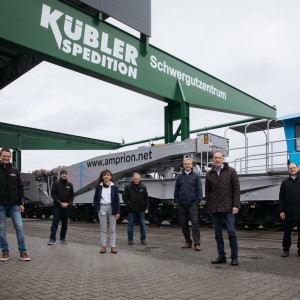 Menschen vor dem Tragschnabelwagen