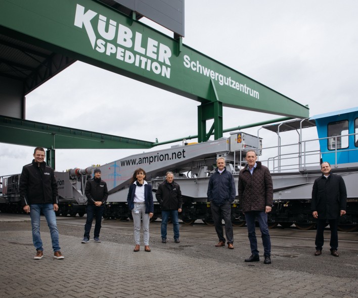 Menschen vor dem Tragschnabelwagen