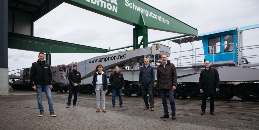 Menschen vor dem Tragschnabelwagen