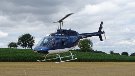 Ein blau-weißer Hubschrauber vor dem Abheben.