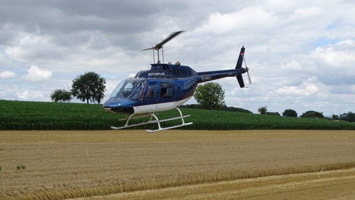 Ein blau-weißer Hubschrauber vor dem Abheben.