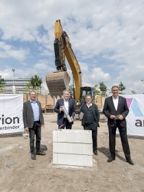 Von links: Detlef Börger-Reichert (Betriebsratsvorsitzender Standort Dortmund, Amprion GmbH), Dr. Hans-Jürgen Brick (CEO, Amprion GmbH), Thomas Schmidt (Architekt, SSP AG, Bochum) und Thomas Westphal (Oberbürgermeister der Stadt Dortmund). Foto: Amprion/Frauke Schumann