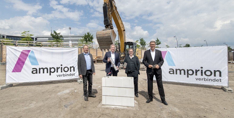 Von links: Detlef Börger-Reichert (Betriebsratsvorsitzender Standort Dortmund, Amprion GmbH), Dr. Hans-Jürgen Brick (CEO, Amprion GmbH), Thomas Schmidt (Architekt, SSP AG, Bochum) und Thomas Westphal (Oberbürgermeister der Stadt Dortmund). Foto: Amprion/Frauke Schumann