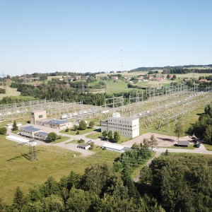 Luftaufnahme einer Umspannanlage. Im Vordergrund Betriebsgebäude.