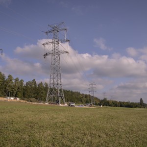 Baustelle auf freiem Feld. Im Hintergrund Wald.