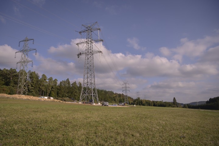 Baustelle auf freiem Feld. Im Hintergrund Wald.