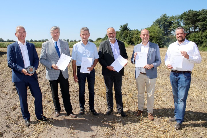 Auf einem Acker in Rhede im Kreis Borken, wo auch die A-Nord-Trasse den Planungen zufolge entlanglaufen soll, präsentieren heute Vertreter von Bauernverbänden und von Amprion die Rahmenregelung zum Leitungsbau, auf die sich beide Seiten jetzt verständigt haben (v.l.): Peter Barth (Geschäftsführer Amprion Offshore GmbH), Bernhard Conzen (Präsident Rheinischer Landwirtschafts-Verband e.V.), Henner Braach (Vizepräsident Westfälisch-Lippischer Landwirtschaftsverband e.V.), Georg Meiners (Präsident Vereinigung des Emsländischen Landvolkes e. V.), Manfred Tannen (Präsident Landwirtschaftlicher Hauptverein für Ostfriesland e.V.) und Klaus Wewering (Leiter Netzprojekte und Prokurist Amprion GmbH). © Foto: Stephan Wolfert, WLV