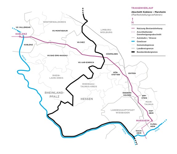 Die Karte zeigt den Trassenverlauf des Abschnitts Koblenz – Marxheim im Planfeststellungsverfahren.
Legende und Elemente der Karte:
Lila Linie: Nutzung der Bestandsleitung
Gestrichelte lila Linie: Anschließender Genehmigungsabschnitt
Schwarze Linien: Gemeinde-, Landkreis- und Bundesländergrenzen
Blaue Linien: Gewässer (Rhein und Main)
Graue Linien: Autobahnen und Straßen
Die Trasse verläuft von Koblenz (Rheinland-Pfalz) über verschiedene Verbandsgemeinden und Landkreise nach Marxheim (Hessen) und passiert dabei Orte wie Diez, Hünfelden, Idstein und Hofheim. Der Rhein und der Main sind als blaue Linien eingezeichnet, die Bundesländergrenze zwischen Rheinland-Pfalz und Hessen ist schwarz markiert.

