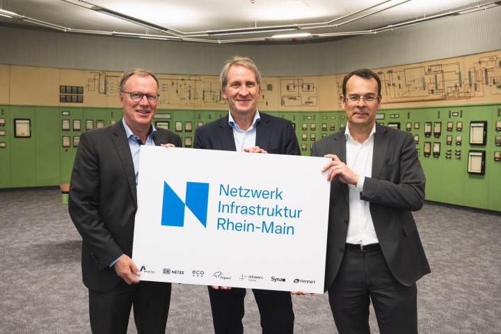 Dr. Markus Coenen, Vorstand der Süwag AG, Dr. Hans-Jürgen Brick, CEO der Amprion GmbH und Dr. Joachim Kreysing, Geschäftsführer Infraserv Höchst (von links) präsentierten gemeinsam das neu gegründete „Netzwerk Infrastruktur Rhein-Main“.