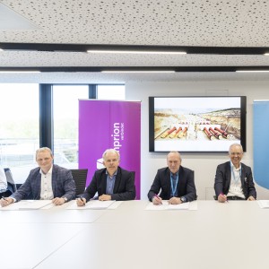 Die Unterzeichnenden v.l.n.r.: Christian Neus (Amprion GmbH), Dr. Carsten Lehmköster (Geschäftsführer Amprion Offshore GmbH), Thomas Platten (SONNTAG Baugesellschaft mbH & Co. KG), Bernhard Hebbelmann (Depenbrock Bau GmbH & Co. KG), Frank Kampen (Knoll GmbH & Co. KG), Thomas Saerbeck (Bernhard Heckmann GmbH & Co. KG).