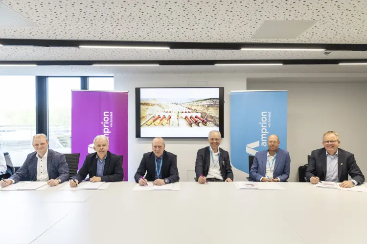 Die Unterzeichnenden v.l.n.r.: Christian Neus (Amprion GmbH), Dr. Carsten Lehmköster (Geschäftsführer Amprion Offshore GmbH), Thomas Platten (SONNTAG Baugesellschaft mbH & Co. KG), Bernhard Hebbelmann (Depenbrock Bau GmbH & Co. KG), Frank Kampen (Knoll GmbH & Co. KG), Thomas Saerbeck (Bernhard Heckmann GmbH & Co. KG).