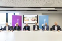 Die Unterzeichnenden v.l.n.r.: Christian Neus (Amprion GmbH), Dr. Carsten Lehmköster (Geschäftsführer Amprion Offshore GmbH), Thomas Platten (SONNTAG Baugesellschaft mbH & Co. KG), Bernhard Hebbelmann (Depenbrock Bau GmbH & Co. KG), Frank Kampen (Knoll GmbH & Co. KG), Thomas Saerbeck (Bernhard Heckmann GmbH & Co. KG).