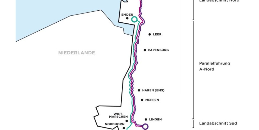 Die schematische Karte zeigt die Genehmigungsabschnitte der Offshore-Netzanbindungen DolWin4 und BorWin4. Sie stellt die Verbindung zwischen Offshore-Windparks in der Nordsee und der Landstation in Niedersachsen dar.
Wichtige Elemente der Karte:
Farbcodierte Linien für DolWin4 (lila) und BorWin4 (türkis), die von Offshore-Konverterplattformen in der Nordsee bis zur Landstation führen.
Konverterplattformen (quadratische Symbole) in den Offshore-Windpark-Gebieten.
Netzverknüpfungspunkt (NVP) Hanekenfähr als Zielpunkt an Land.
Markierungen für relevante Orte wie Emden, Meppen, Lingen und die Küste bei Norderney.
Gekennzeichnete Abschnitte für AWZ (Ausschließliche Wirtschaftszone), Küstenmeer und verschiedene Landabschnitte.
Die Karte bietet eine vereinfachte Übersicht über den Verlauf der Offshore-Netzanbindung und deren Genehmigungsbereiche.
