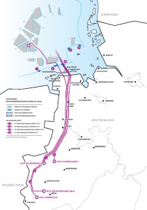 Die Karte zeigt die Offshore-Netzanbindungssysteme für Windenergie in der Nordsee und deren Verbindung mit dem deutschen Stromnetz.
Legende und Inhalte der Karte:
Offshore-Windpark-Gebiete (grau hinterlegt im Meer)
Gates für Seekabel (blau markiert)
Konverterplattformen (violette Quadrate mit Punkt)
Netzverknüpfungspunkte (NVP) (violette Kreise)
Wichtige Netzanschlusspunkte ("Windader West"):
NVP Niederrhein (NOR-21-1)
NVP Kusenhorst (NOR-15-1)
NVP Rommerskirchen (NOR-17-1)
NVP Oberzier (NOR-19-1)
Die violetten Linien zeigen die Kabeltrassen von den Offshore-Windparks über die Küste bei Norderney und Wilhelmshaven bis zu den Netzverknüpfungspunkten in Deutschland. Wichtige Städte wie Emden, Meppen, Münster, Köln und Düsseldorf sind zur Orientierung eingezeichnet.