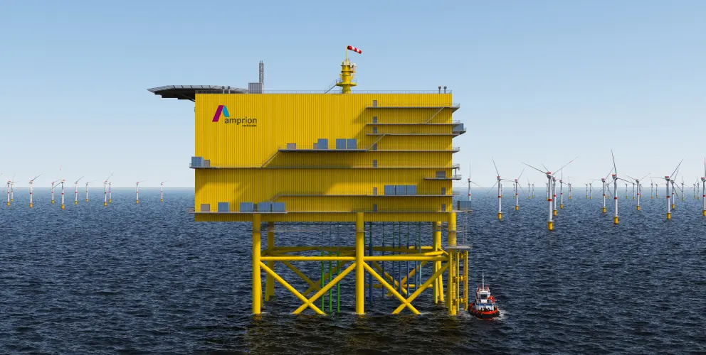 as Bild zeigt eine große, gelbe Offshore-Konverterplattform mit der Aufschrift „Amprion Offshore“, die auf hohen, gelben Stahlstützen über dem Meer errichtet ist. Eine Treppenstruktur mit mehreren Ebenen führt an der Seite nach oben. Oben auf der Plattform befindet sich eine Windrichtungsanzeige in Form eines rot-weiß gestreiften Windsacks.
Im Hintergrund erstreckt sich ein weitläufiger Offshore-Windpark mit zahlreichen Windkraftanlagen, deren Rotorblätter sich über der Wasseroberfläche drehen. Ein kleines rotes und weißes Versorgungsschiff fährt in Richtung der Plattform. Der Himmel ist klar und blau, das Meer ruhig mit kleinen Wellen.