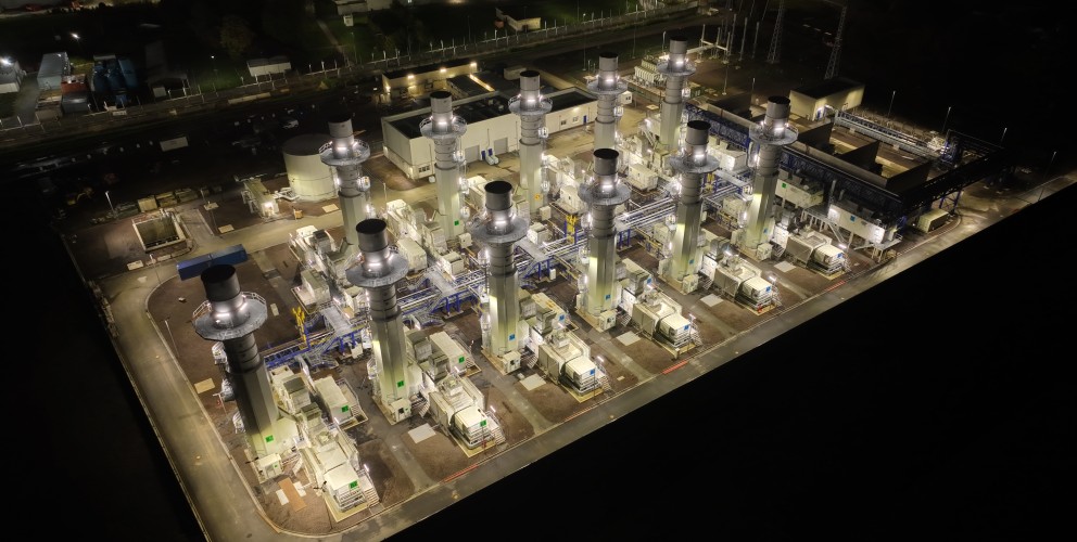 Das Luftbild zeigt ein beleuchtetes Kraftwerk bei Nacht.
Details:
Mehrere hoch aufragende Turbinen oder Transformatoren sind sichtbar.
Die Anlage ist durch zahlreiche helle Lichter beleuchtet.
Im Hintergrund befinden sich Industriegebäude und Bahnanlagen.
Die symmetrische Anordnung der Infrastruktur unterstreicht die technische Präzision.
Dieses Bild vermittelt die Komplexität und Wichtigkeit der Strominfrastruktur.