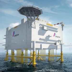 Das Bild zeigt eine große Konverterstation der Firma Amprion, die auf gelben Stahlstützen im Meer errichtet wurde. Die Struktur ist massiv und modern, mit weißer Außenverkleidung und dem Amprion-Logo auf beiden Seiten. Auf der Oberseite der Anlage befindet sich eine Plattform mit einem Hubschrauberlandeplatz, der durch ein Stahlgerüst gestützt wird. Im Hintergrund sind zahlreiche Windräder zu sehen, die auf einen Offshore-Windpark hinweisen. Der Himmel ist teils bewölkt, und das Meer wirkt ruhig.