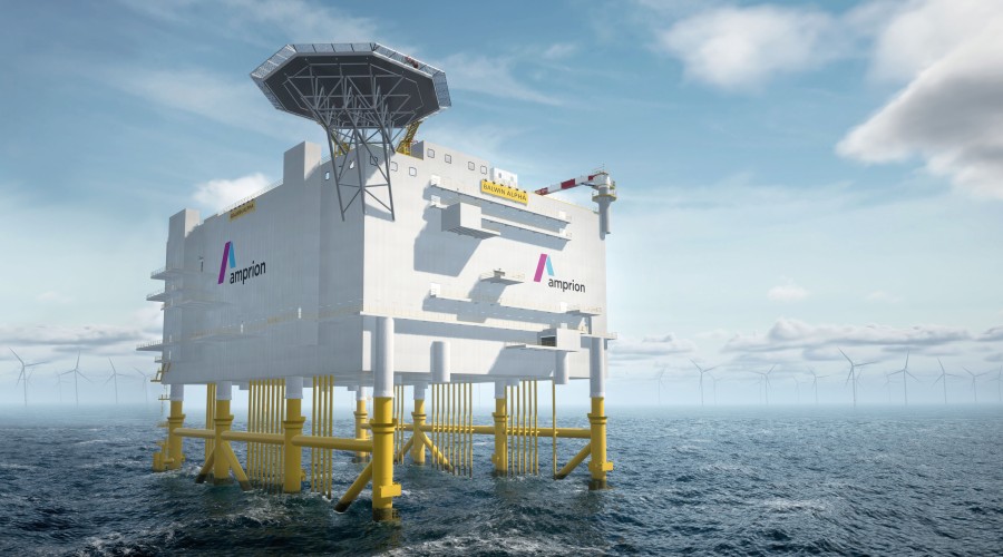 Das Bild zeigt eine große Konverterstation der Firma Amprion, die auf gelben Stahlstützen im Meer errichtet wurde. Die Struktur ist massiv und modern, mit weißer Außenverkleidung und dem Amprion-Logo auf beiden Seiten. Auf der Oberseite der Anlage befindet sich eine Plattform mit einem Hubschrauberlandeplatz, der durch ein Stahlgerüst gestützt wird. Im Hintergrund sind zahlreiche Windräder zu sehen, die auf einen Offshore-Windpark hinweisen. Der Himmel ist teils bewölkt, und das Meer wirkt ruhig.