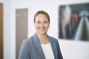 Katrin Hilmer, künftige CCO von Amprion, in Geschäftkleidung in einem Büro vor einem unscharfen Hintergrund. Frau Hilmer schaut direkt in die Kamera.