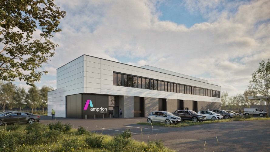 Eine fotorealistische Computer-Visualisierung eines zweistöckigen, modernen Bürogebäudes von Amprion. Die Fassade im oberen Stockwerk ist weiß verkleidet, während das Erdgeschoss dunkel abgesetzt ist. Links im Erdgeschoss ist das Amprion-Logo (ein stilisiertes A in Magenta und Türkis) sichtbar. Vor dem Gebäude befindet sich ein Parkplatz mit mehreren geparkten Autos. Die Umgebung ist begrünt mit Büschen und Bäumen. 