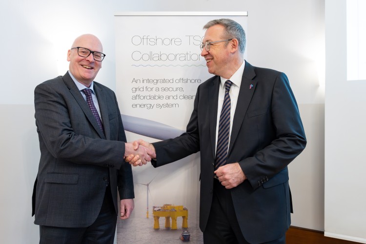 Amprion CEO Christoph Müller und Energinet CEO Thomas Ebeborg reichen sich die Hand.